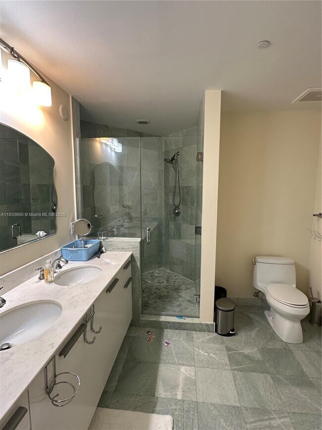 Building Photo - 1060 Brickell Ave