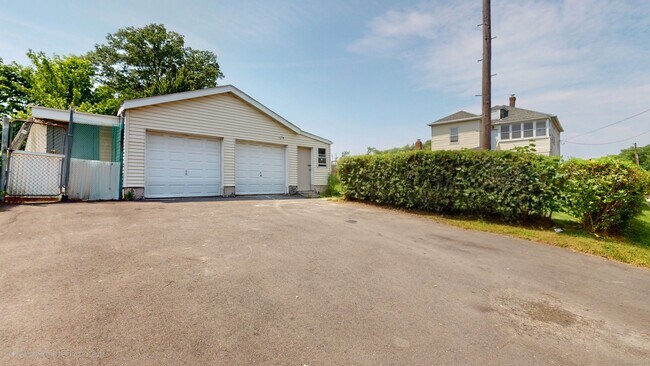 Building Photo - 909 New Britain Ave