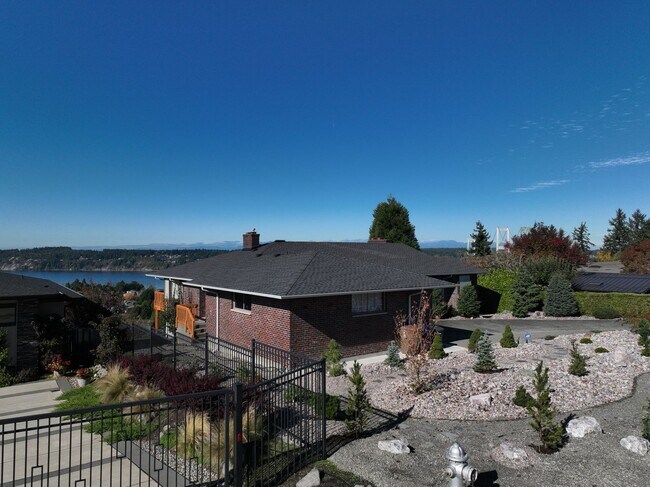 Building Photo - 610 N Aurora Ave