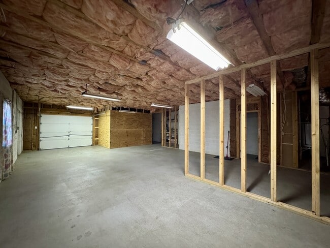 Building Photo - 144 Gigi Ln