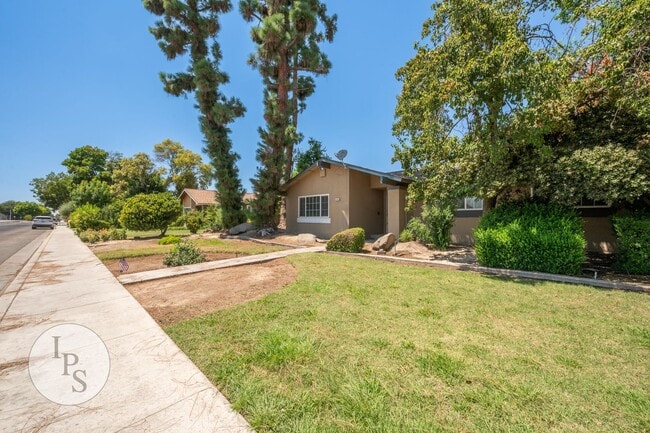 Building Photo - Kerman Westside Large 3 Bedroom Home, Bran...