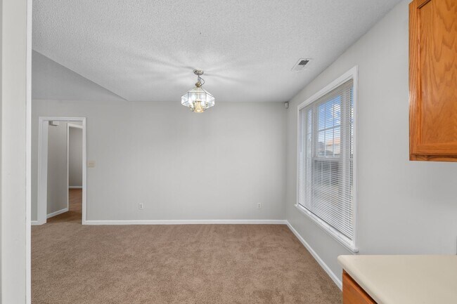 Building Photo - 3 Bedroom 2 Bathroom Home