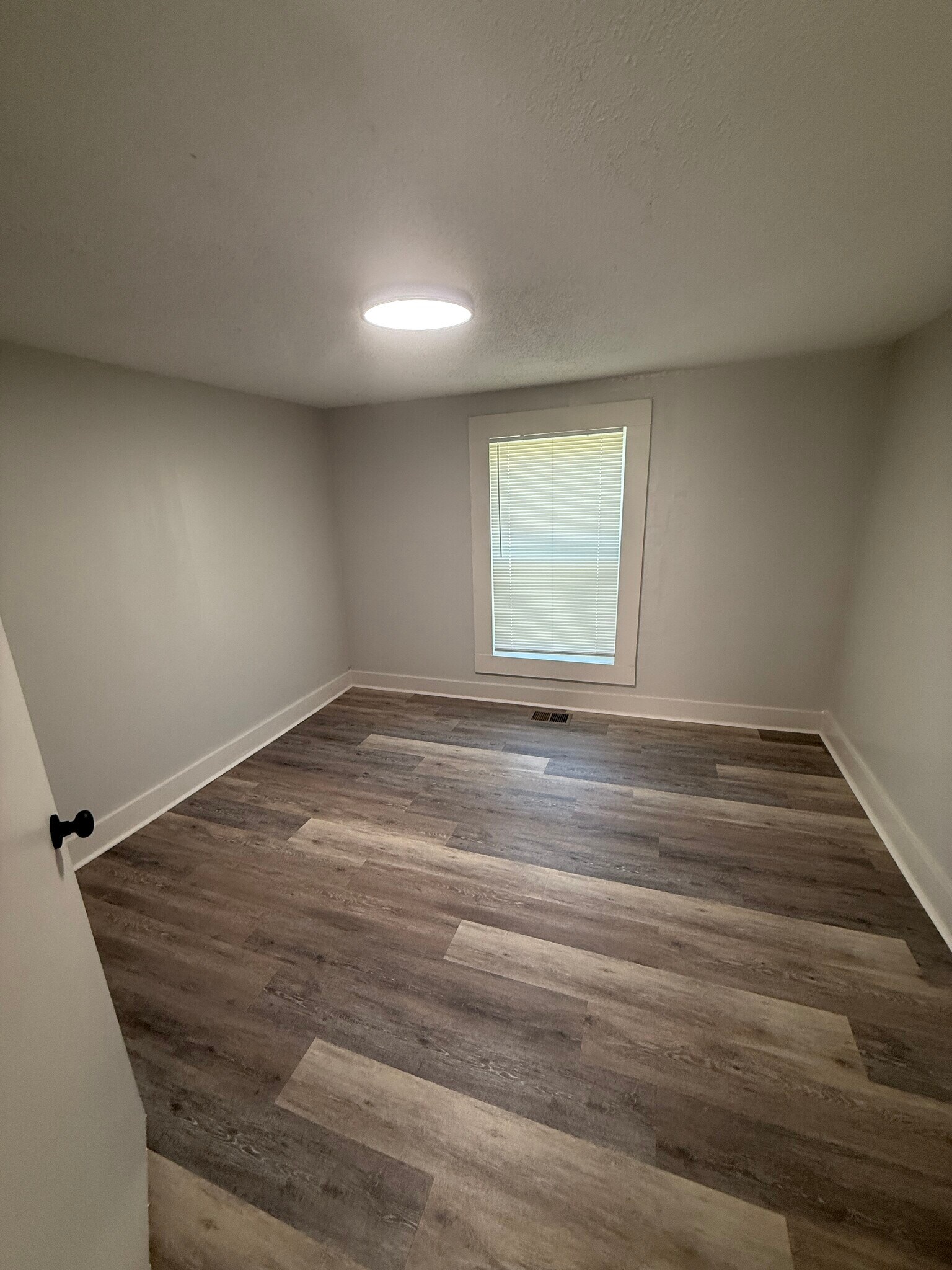 Building Photo - 537 37th Ter W