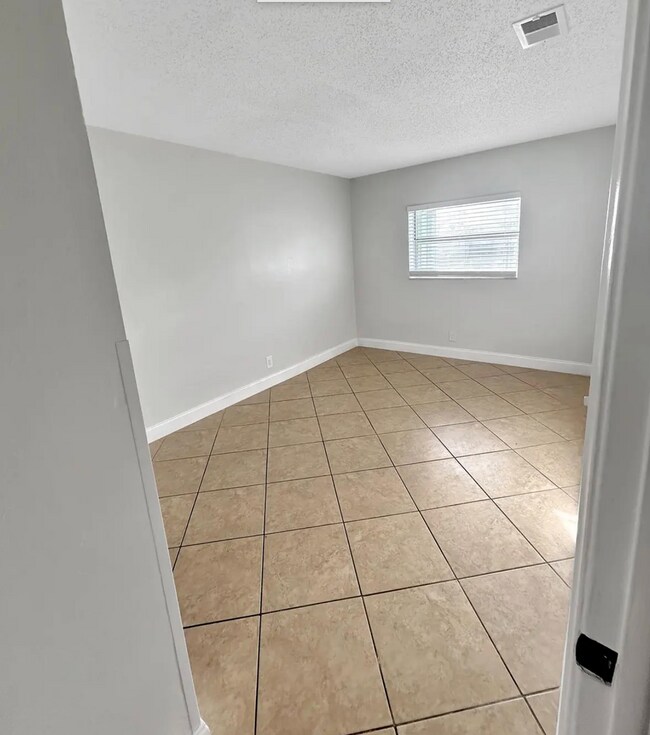 Building Photo - ? Beautiful remodeled 2-bed / 1-bath apartment.