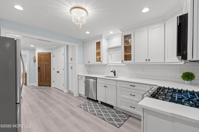 Building Photo - 11 Center St