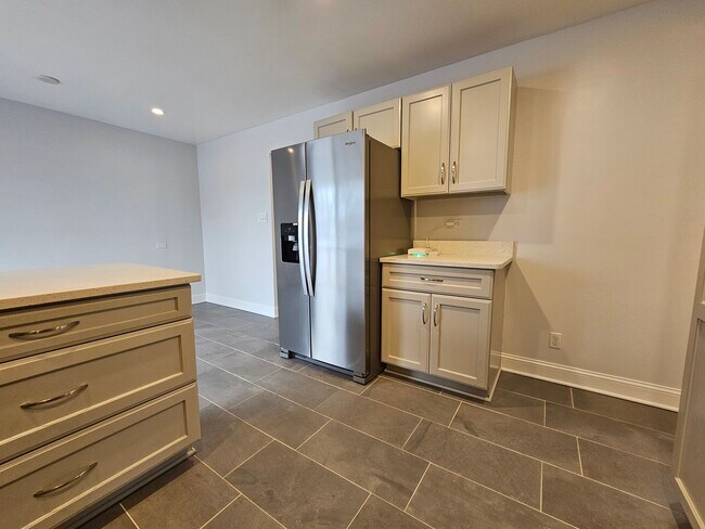 Building Photo - 9536 Elmwood Dr