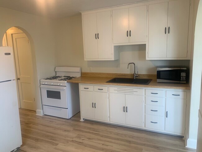 Primary Photo - 432 E 20th St