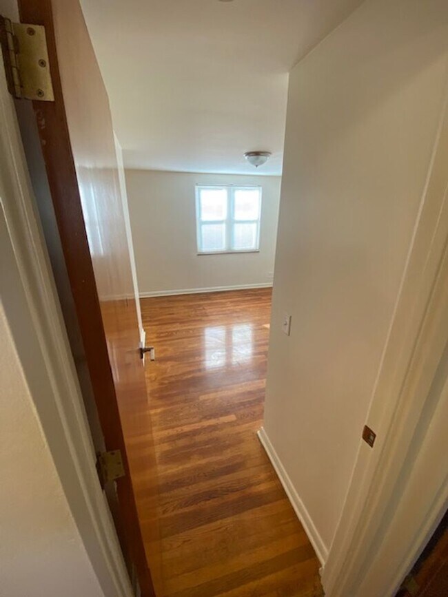 Building Photo - 2 bedroom townhouse