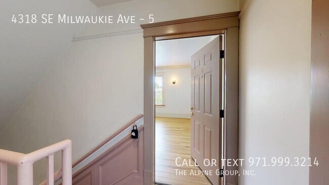 Building Photo - 4318 SE Milwaukie Ave