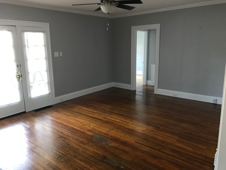 Building Photo - 1533 Warren Rd