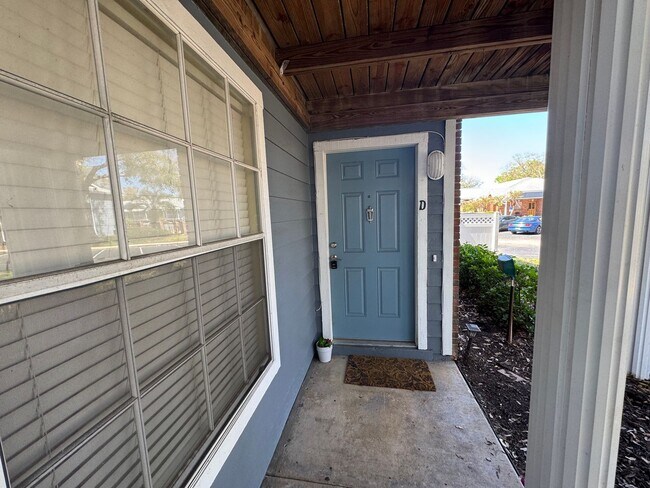 Building Photo - Charming 2-Bedroom Condo with Pool Access & Water Included – Prime Orlando Location