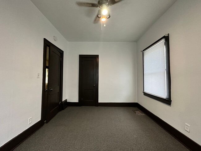 Building Photo - Two Bedroom Two Bathroom Available in Batt...