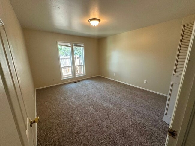 Building Photo - HUGE end-unit townhouse