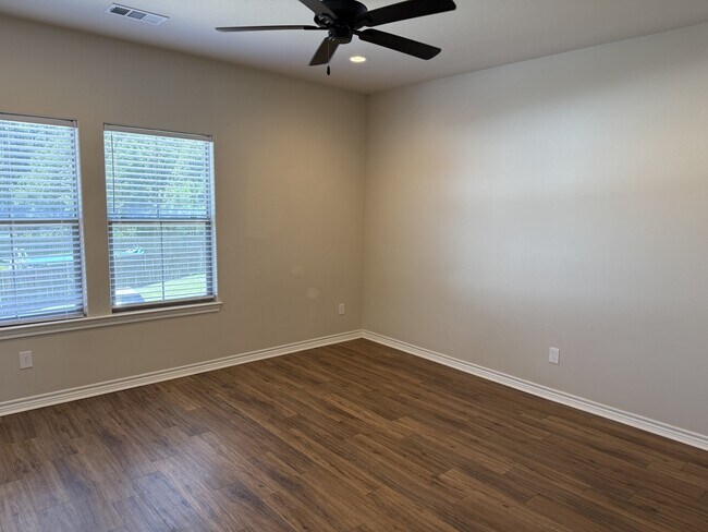 Building Photo - 5670 Shadowbend Cir N