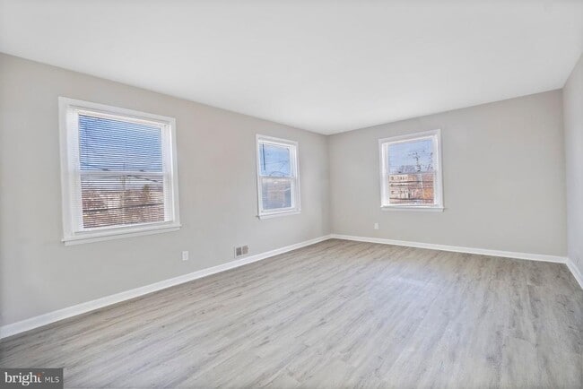 Building Photo - 883 Bellevue St SE