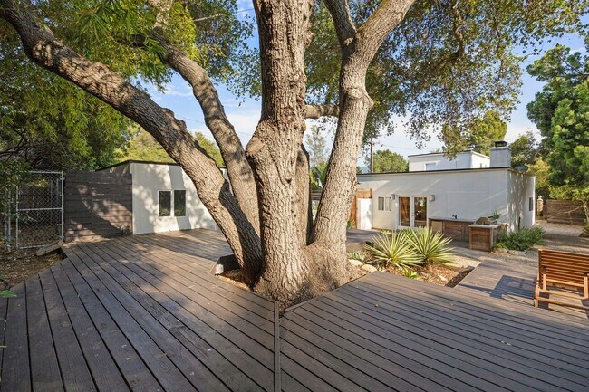 Building Photo - Upscale Downtown Living