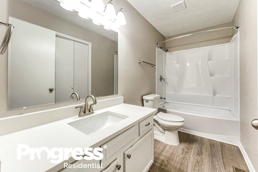 Building Photo - 700 Gregory Manor Dr SW