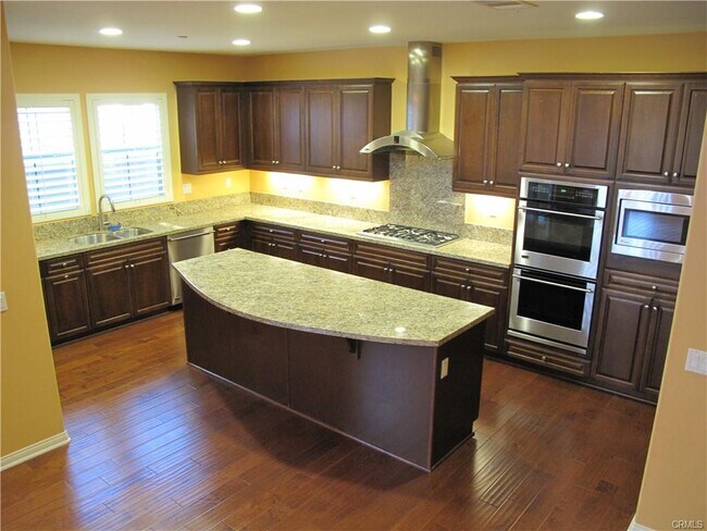 Building Photo - 32 Roycroft