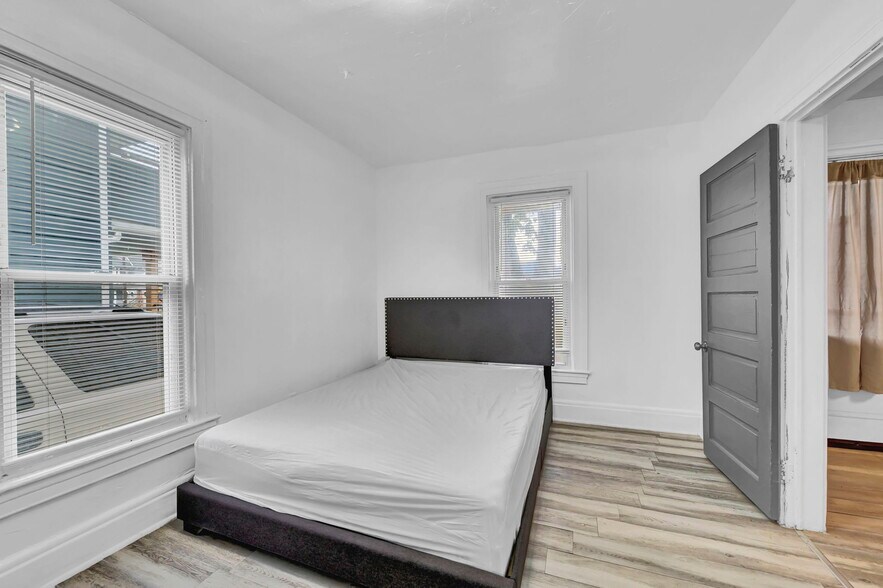 Building Photo - 427 E 156th St