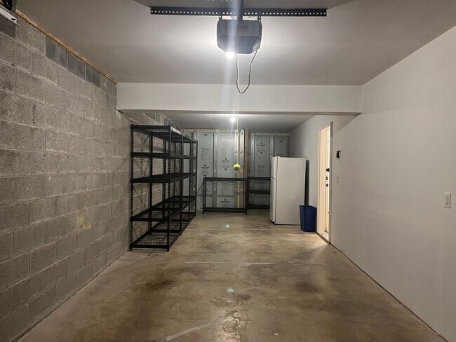 Building Photo - Stunning 3 Bedroom 2.5 Bathroom