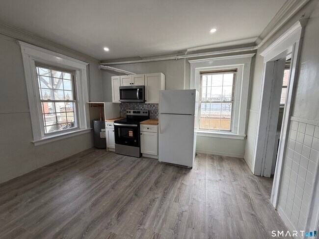 Building Photo - 483 Barnum Ave