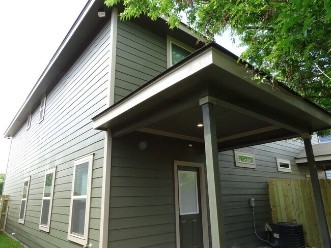 Building Photo - 7042 Lakeview Dr.