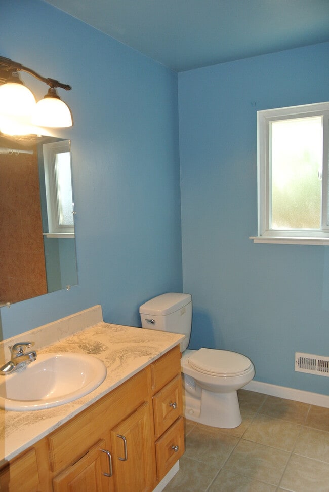Building Photo - Beautiful 3 Bedroom / 2 Bathroom Pittsburg...