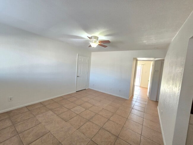 Building Photo - Spacious 2 bedroom apartment