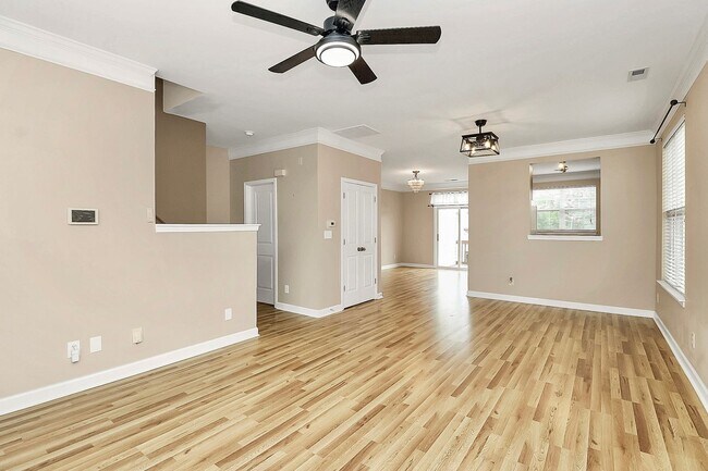 Building Photo - Beautiful End-Unit Townhome on a Prime Location!