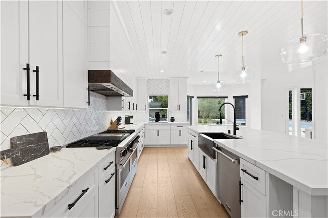 Building Photo - 5946 Woodlake Ave