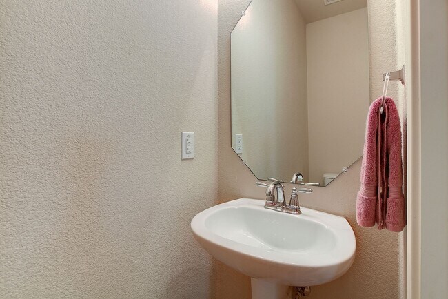 Building Photo - Immaculately Maintained 2/2.5 Townhome In ...