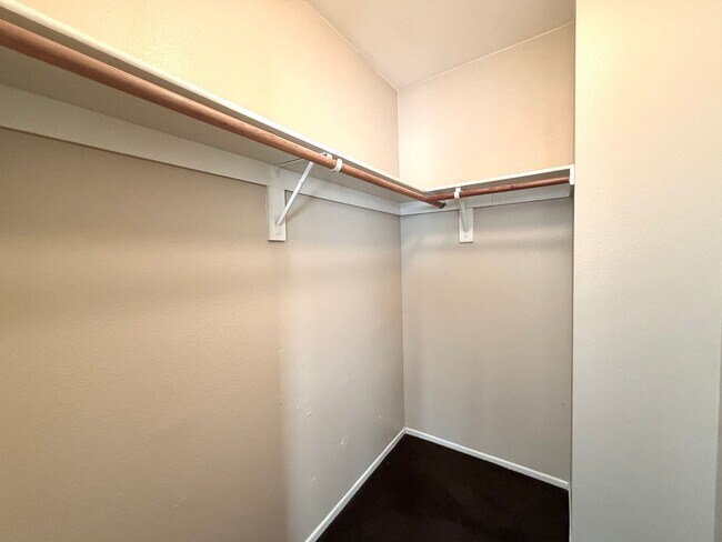 Building Photo - Move in special! Move in by 3/1 and get $300 off your first months rent! - Move-In Ready 3 bedroo...