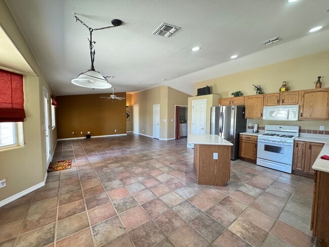 Building Photo - Great spacious home on Huukan Golf Course