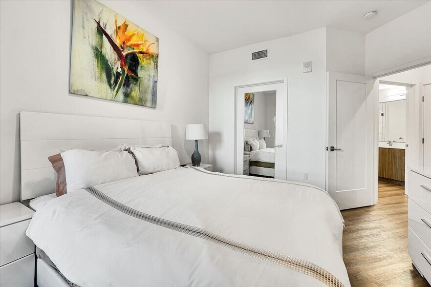 Building Photo - 593 Camino De La Reina