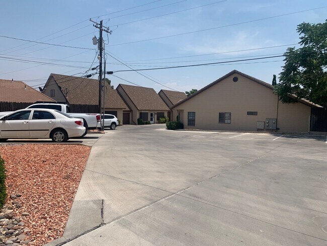 Building Photo - Downtown location. Quiet townhome!