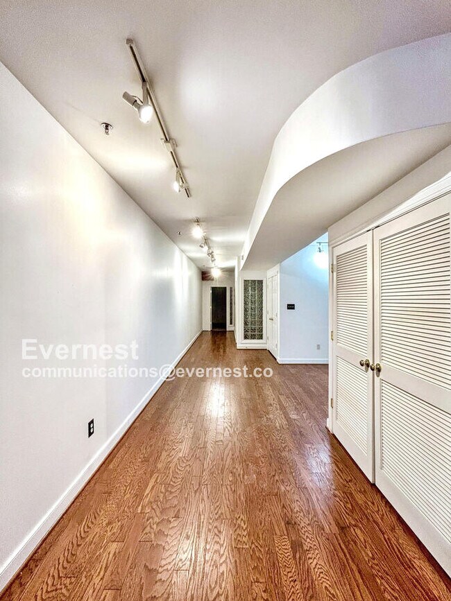 Building Photo - 215 N 19th St