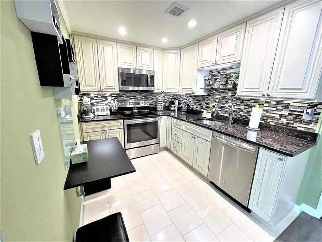 Building Photo - 19 Blackstone Dr