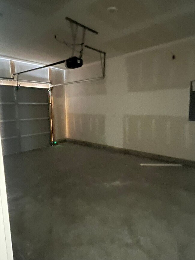 Building Photo - Lexington Townhouse - Call Lexington office for information 803-359-0793