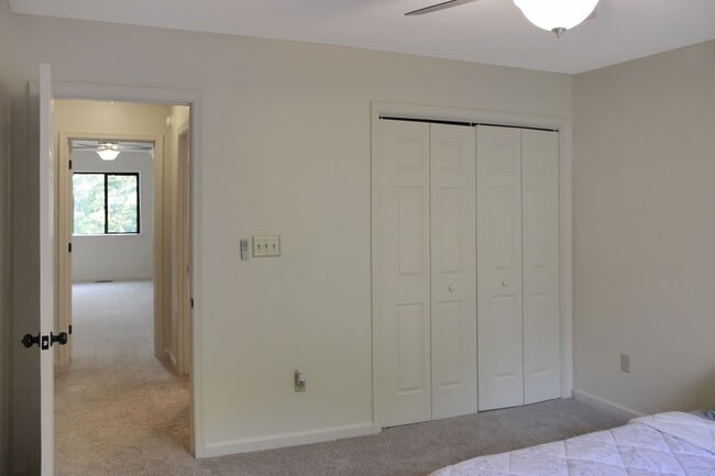 Building Photo - Contemporary duplex with first floor primary