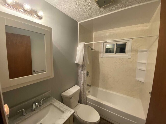 Building Photo - 3  Bed 1 Bath - Coming Soon!
