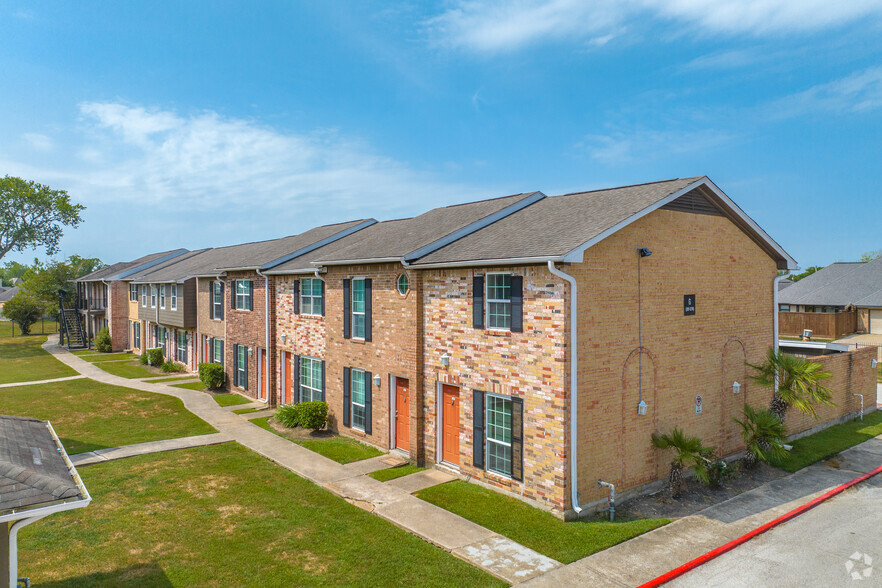 Building Photo - The Palms of Lake Jackson Apartments