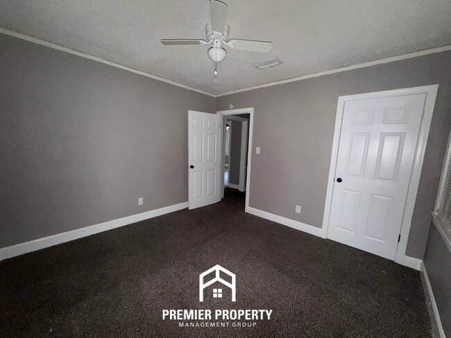 Building Photo - Charming 2BR/1BA Highland Heights Cove | Formal Dining Area & Huge Backyard
