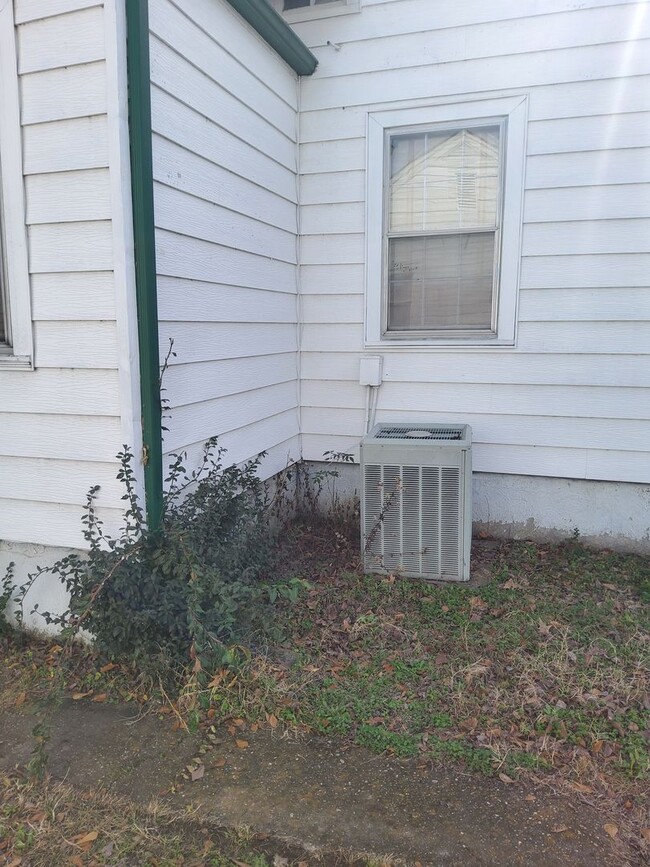 Building Photo - 807 Maria St