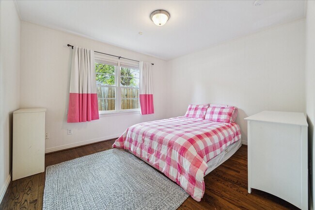 Building Photo - 3215 Castlewood St