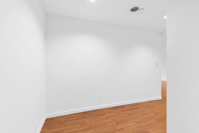 Building Photo - 5951 Wellesley Park Dr