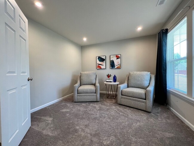Building Photo - Great Neighborhood home with Pool and workout facility