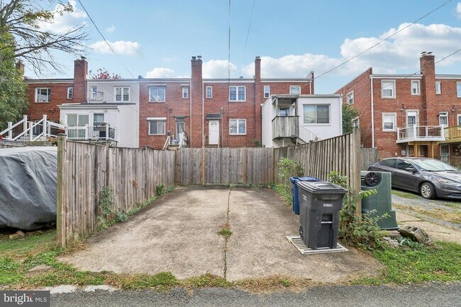 Building Photo - 250 Lynhaven Dr