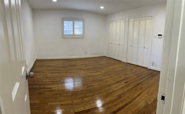 Building Photo - 10218 Oak Point Dr