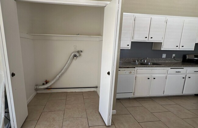 Building Photo - (APPLICATION PENDING) East Lancaster Home