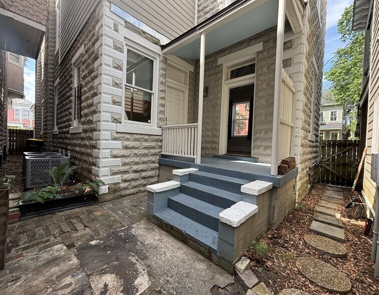 Building Photo - 1902 Barnard St